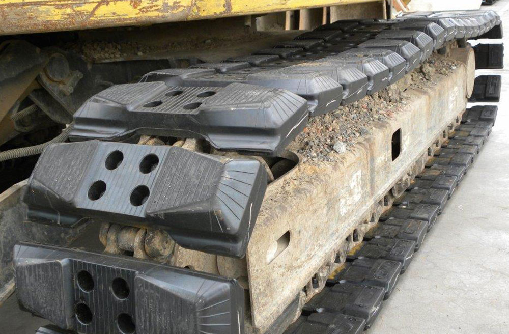 Chain on rubber track pads / Excavator track pads