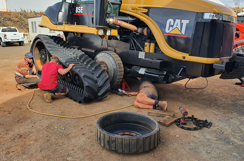 Ag track fitting service - CAT Challenger 85E