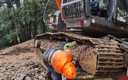 TKV fixing tracks in any conditions - a Hitachi-225uslc